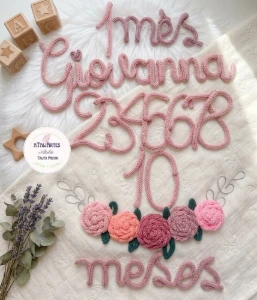 Kit Mêsversário Rosas com Nome Personalizado em Tricotin - Artesanato e Personalizados