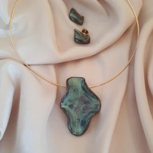 Colar e brinc de cerâmica com metais banhados a ouro ou prat - Artesanato e Personalizados