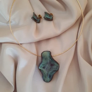 Colar e brinc de cerâmica com metais banhados a ouro ou prat - Artesanato e Personalizados