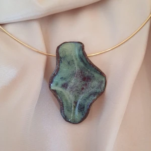 Colar e brinc de cerâmica com metais banhados a ouro ou prat - Artesanato e Personalizados