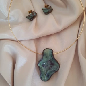 Colar e brinc de cerâmica com metais banhados a ouro ou prat - Artesanato e Personalizados