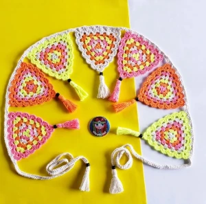 Varal de Bandeirinhas Neon em Crochê - Artesanato e Personalizados