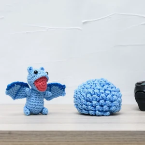 Ovo com filhote de Dragão azul em amigurumi - Artesanato e Personalizados