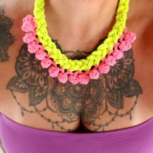 Colar com Pompons Neon em Crochê - Artesanato e Personalizados