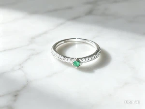 Anel feminino com ponto de esmeralda natural - Artesanato e Personalizados