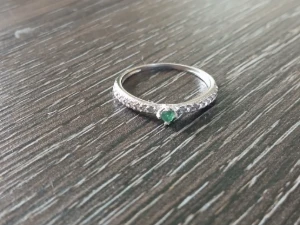 Anel feminino com ponto de esmeralda natural - Artesanato e Personalizados