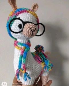 Amigurumi Lhama em Crochê com cachecol em Icord e pompom - Artesanato e Personalizados