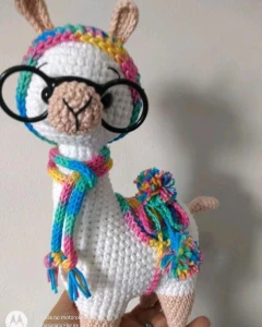Amigurumi Lhama em Crochê com cachecol em Icord e pompom - Artesanato e Personalizados