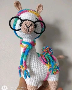 Amigurumi Lhama em Crochê com cachecol em Icord e pompom - Artesanato e Personalizados