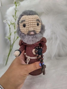 Padre Pio em crochê Amigurumi - Artesanato e Personalizados