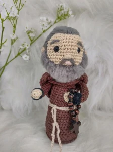 Padre Pio em crochê Amigurumi - Artesanato e Personalizados