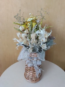 Arranjo de Flores Desidratadas na Bota de Vime - Artesanato e Personalizados