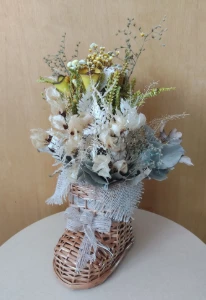 Arranjo de Flores Desidratadas na Bota de Vime - Artesanato e Personalizados