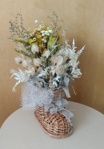 Arranjo de Flores Desidratadas na Bota de Vime - Artesanato e Personalizados