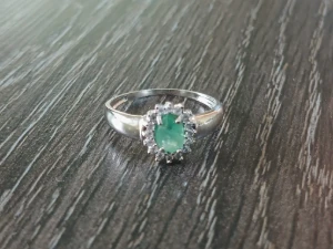 Anel feminino com esmeralda extra natural. - Artesanato e Personalizados