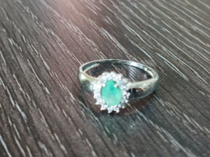 Anel feminino com esmeralda extra natural. - Artesanato e Personalizados