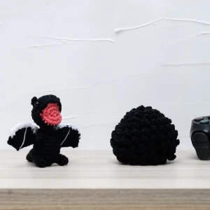 Ovo com filhote de Dragão preto em amigurumi - Artesanato e Personalizados