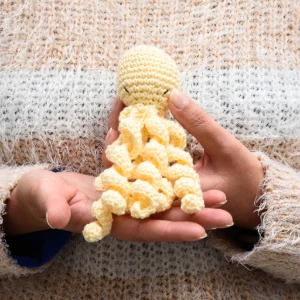 Polvo Pequeno Amarelo Amigurumi - Artesanato e Personalizados