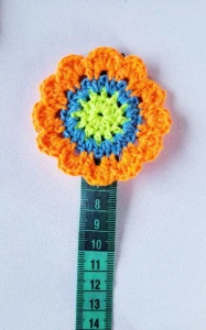 Flor Primavera em Crochê (7cm) - Artesanato e Personalizados