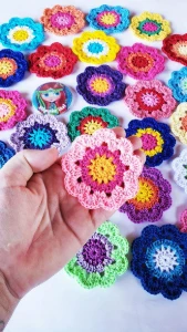 Flor Primavera em Crochê (7cm) - Artesanato e Personalizados