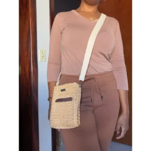 Bolsa de crochê transversal com alça regulável - Artesanato e Personalizados
