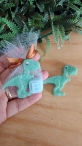 Dinossauro com Inicial - Artesanato e Personalizados