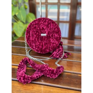 Bolsa de crochê bordada na tela com fio de veludo molhado - Artesanato e Personalizados