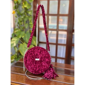 Bolsa de crochê bordada na tela com fio de veludo molhado