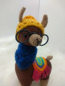Amigurumi Lhama em Crochê com cachecol em tricô - Artesanato e Personalizados