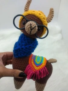 Amigurumi Lhama em Crochê com cachecol em tricô - Artesanato e Personalizados