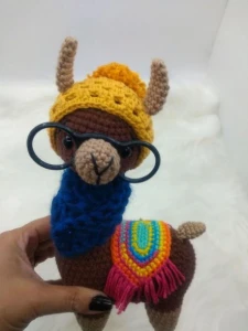 Amigurumi Lhama em Crochê com cachecol em tricô - Artesanato e Personalizados