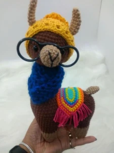 Amigurumi Lhama em Crochê com cachecol em tricô - Artesanato e Personalizados