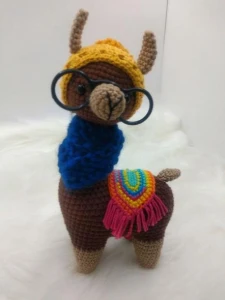 Amigurumi Lhama em Crochê com cachecol em tricô - Artesanato e Personalizados
