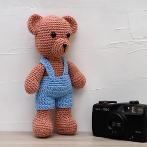 Urso de Jardineira em Amigurumi - Artesanato e Personalizados