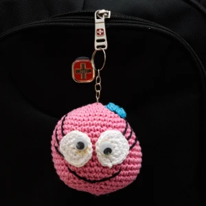 Chaveiro Carinha Feliz Rosa em Amigurumi - Artesanato e Personalizados