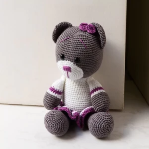 Ursa de Saia Roxa Peso de Porta em Amigurumi - Artesanato e Personalizados