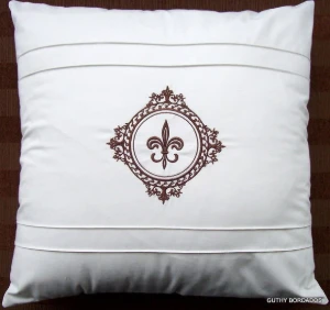 Capa de Almofada 40x40 com Monograma Personalizado - Artesanato e Personalizados