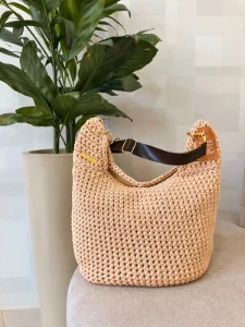 Bolsa Hobo Bag Éden em Crochê com Alça de Couro - Artesanato e Personalizados