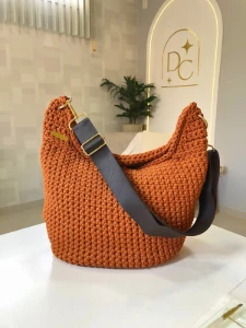 Bolsa Hobo Bag Éden em Crochê com Alça de Couro - Artesanato e Personalizados