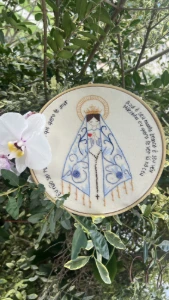 Mãezinha do Céu- bordado em bastidor - Artesanato e Personalizados