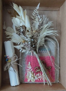 Buque de flores desidratadas na caixa - Artesanato e Personalizados