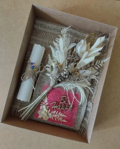 Buque de flores desidratadas na caixa - Artesanato e Personalizados