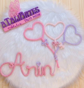 Porta Maternidade Nome com Três Corações de Tricotin - Artesanato e Personalizados