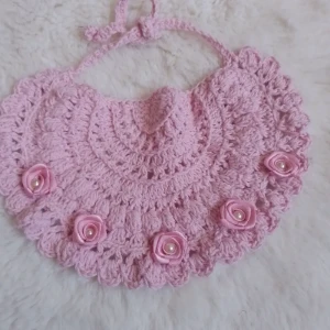 Babador de Crochê com Pérolas e Flores
