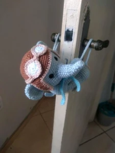 Segura Porta Mini Elefante em Amigurumi - Artesanato e Personalizados