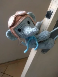Segura Porta Mini Elefante em Amigurumi - Artesanato e Personalizados