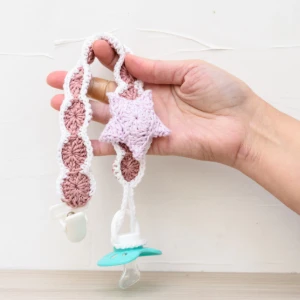 Prendedor de Chupeta Bege com Estrela do Mar em Crochê - Artesanato e Personalizados