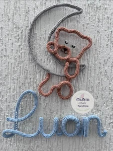 Porta Maternidade Ursinho na lua de tricotin - Artesanato e Personalizados