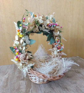 Cesta decorada com flores desidratadas - Artesanato e Personalizados
