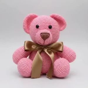 Urso Rosa Laço Dourado Amigurumi - Artesanato e Personalizados
